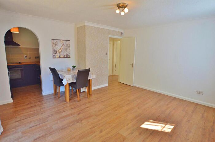 2 Bedroom Flat To Rent In Worcester Gardens, Slough, Berkshire, SL1