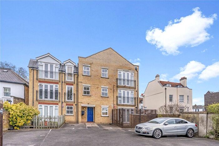 2 Bedroom Flat To Rent In Thames Street, Hampton, TW12