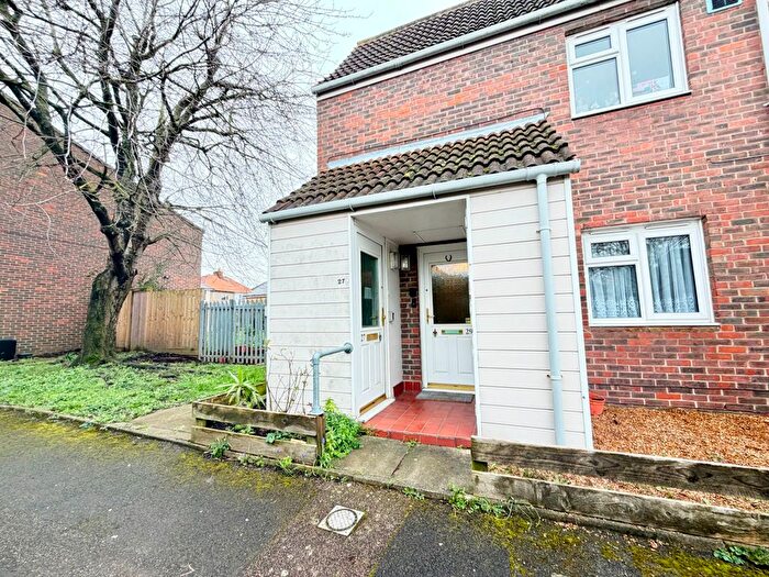 1 Bedroom Maisonette For Sale In Scott Gardens, Hounslow, TW5