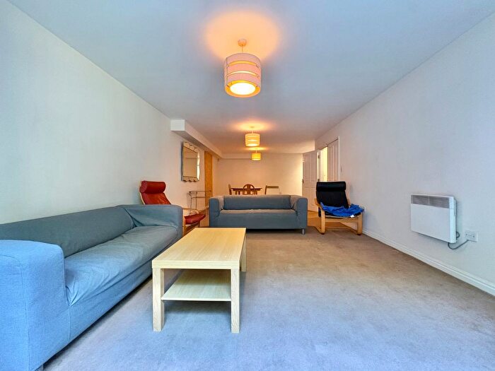 4 Bedroom Flat To Rent In Abbots Mews, Burley, Leeds, LS4