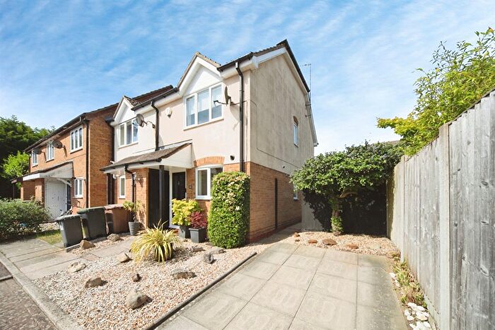 2 Bedroom End Of Terrace House For Sale In Bowbrookvale, Luton, LU2