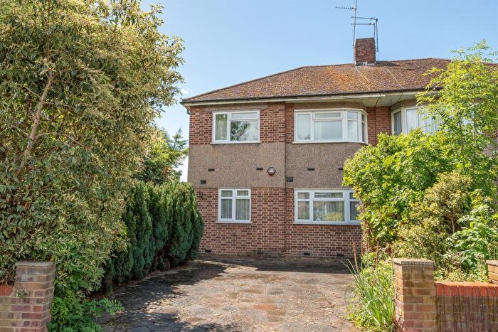 2 Bedroom Flat For Sale In Weston Road, Enfield, EN2