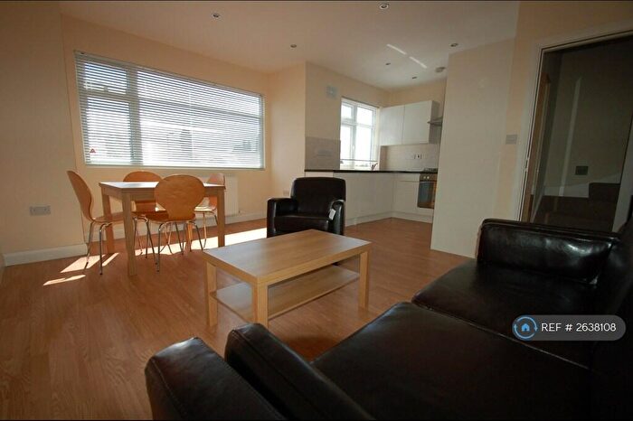 2 Bedroom Flat To Rent In Park Road, London, NW4