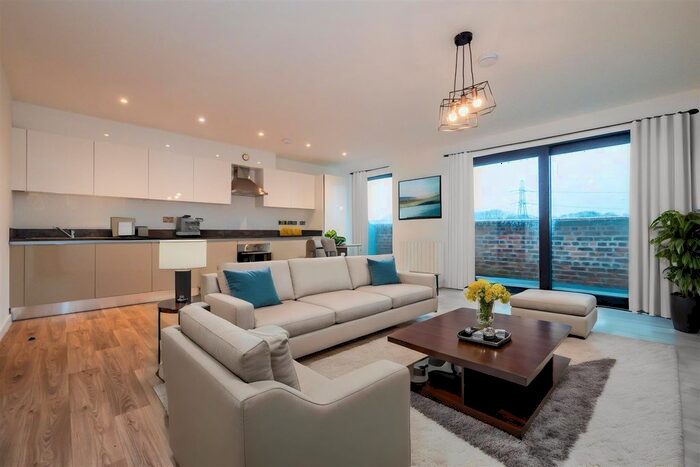 3 Bedroom Flat To Rent In Meadow Mill, Stockport, SK1