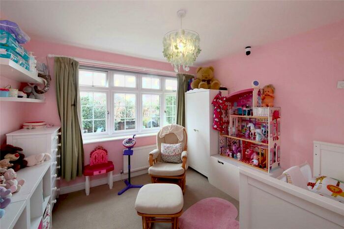 6 Bedroom Detached House To Rent In Green Lane, Burnham, Slough, SL1