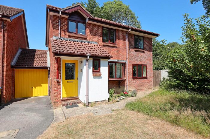4 Bedroom Link Detached House For Sale In Hawthorn Close, Burgess Hill, RH15
