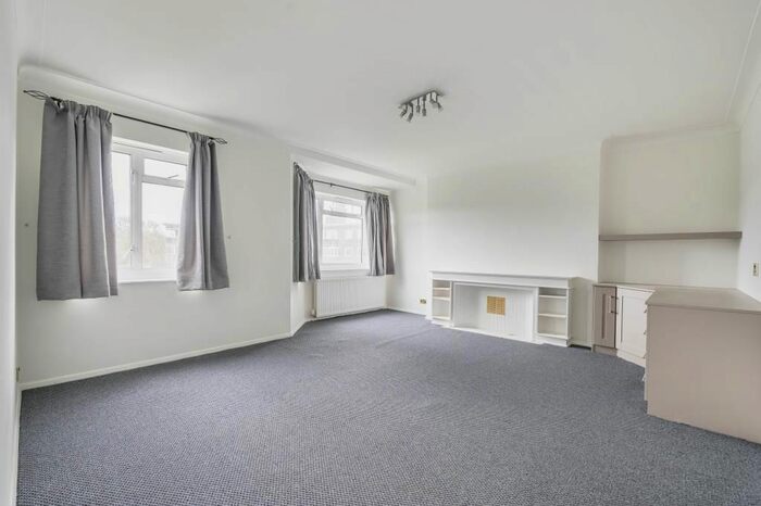 3 Bedroom Flat To Rent In Queens Court, Richmond Hill, TW10