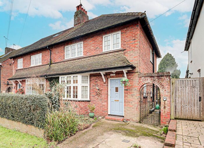 3 Bedroom Semi-Detached House For Sale In Barnfield Road, Harpenden, AL5