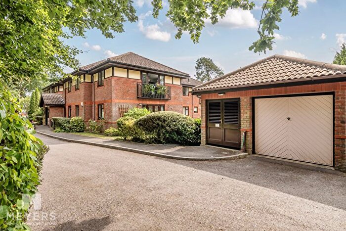 2 Bedroom Flat For Sale In Ringwood Road, Ferndown, BH22