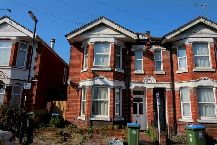 5 Bedroom Semi-Detached House To Rent In Harborough Road, Shirley, Southampton, SO15