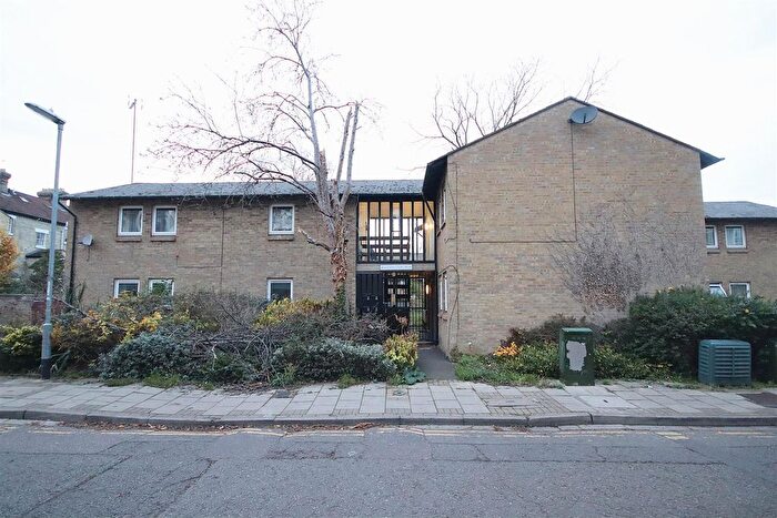 2 Bedroom Flat To Rent In Brandon Court, Cambridge, CB1