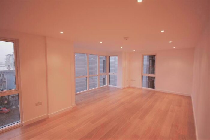 2 Bedroom Flat To Rent In Rivington Apartments, Slough, SL2