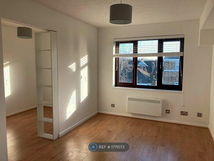 1 Bedroom Flat To Rent In Campbell Close, Streatham, SW16
