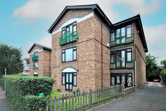 Flat To Rent In Hadlow Road Sidcup, DA14