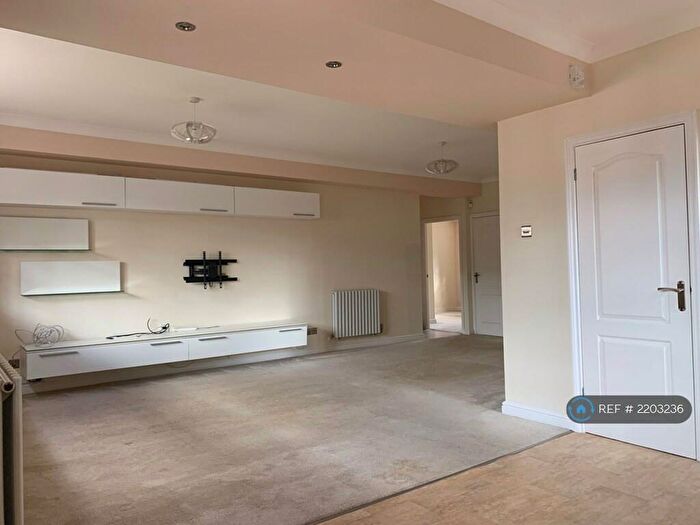 3 Bedroom Flat To Rent In Salisbury House, St. Albans, AL3