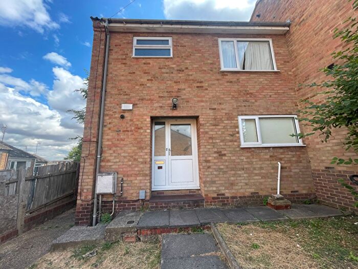 3 Bedroom End Terrace House To Rent In Hunts Close, Luton, LU1