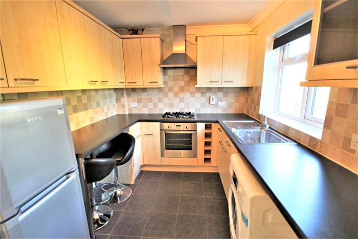 2 Bedroom Apartment To Rent In Stream Close, Byfleet, KT14