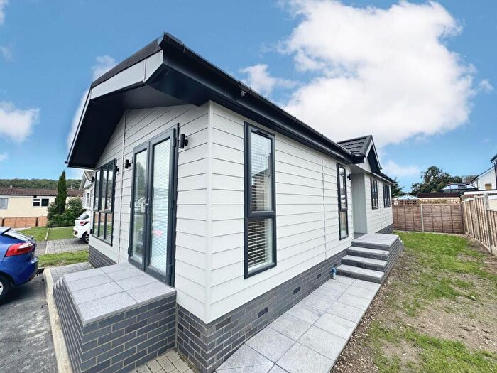 3 Bedroom Park Home For Sale In The Beeches, Pine View Park, Maulden, MK45