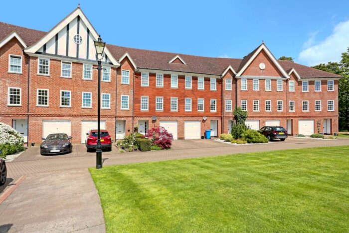 4 Bedroom Town House To Rent In Queens Acre Windsor, SL4