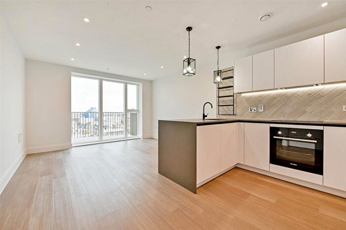 2 Bedroom Flat To Rent In Memorial Avenue, Slough, SL1