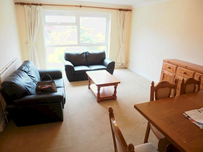 2 Bedroom Flat To Rent In Grange Gardens, London, N14
