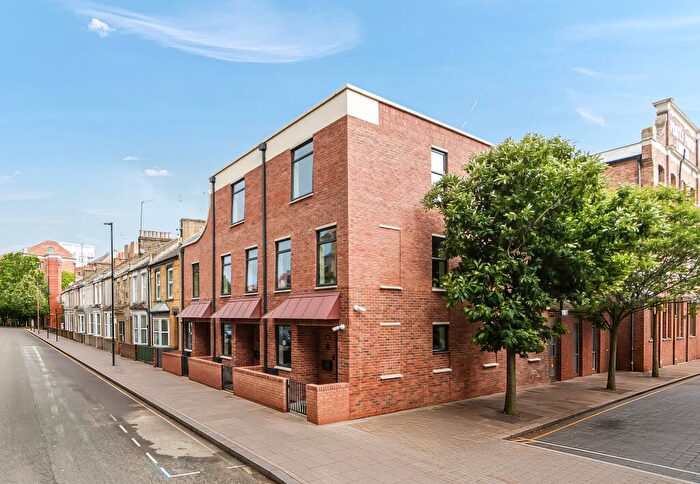 3 Bedroom Terraced House For Sale In Morris Road, London, E14