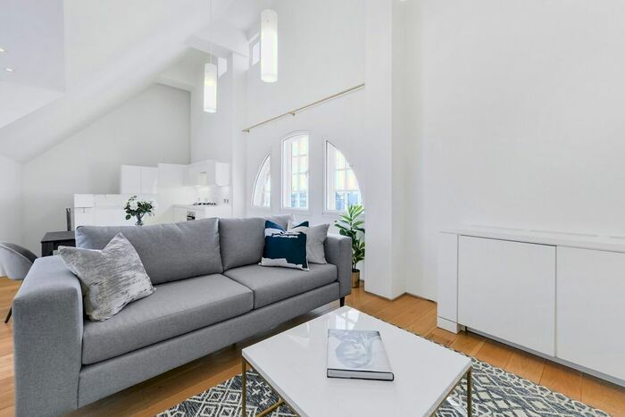 3 Bedroom Flat To Rent In Swallow Street, London, W1B