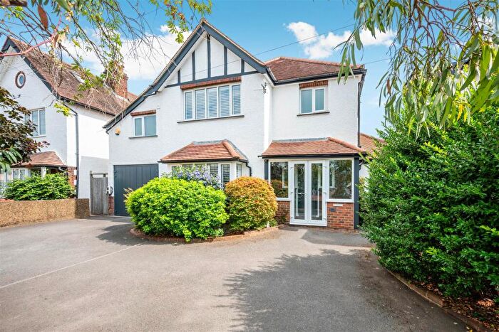 4 Bedroom Detached House For Sale In Temple Road, Epsom, KT19