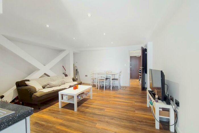 2 Bedroom Flat To Rent In Balham High Road, London, SW12