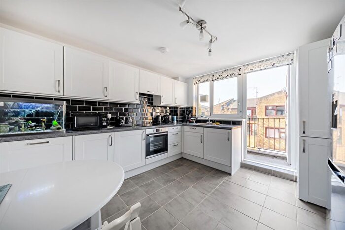 3 Bedroom Flat For Sale In Siward Road, London, SW17