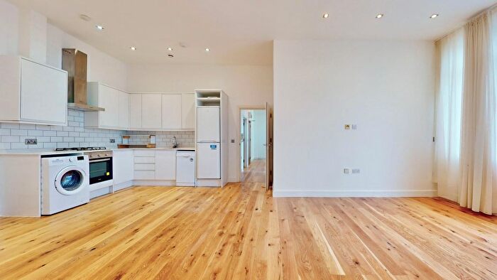 4 Bedroom Flat To Rent In Ballards Lane, London, N12
