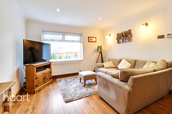 2 Bedroom Semi Detached House For Sale In Hopes Farm Mount, Leeds, LS10