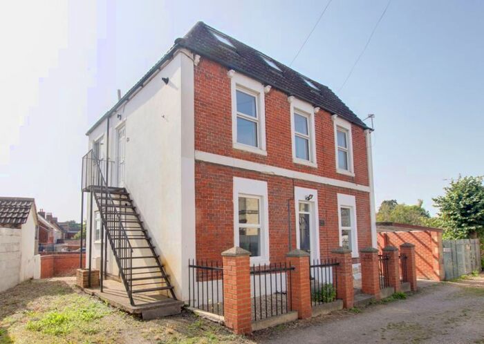 2 Bedroom Maisonette To Rent In Clarks Place, Trowbridge, BA14