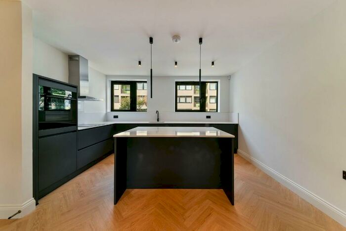 3 Bedroom Duplex To Rent In Pier Street, London, E14