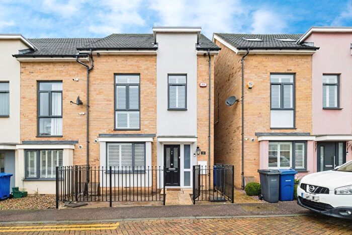 3 Bedroom Semi Detached House For Sale In Courts Way, Aveley, South Ockendon, Essex, RM15