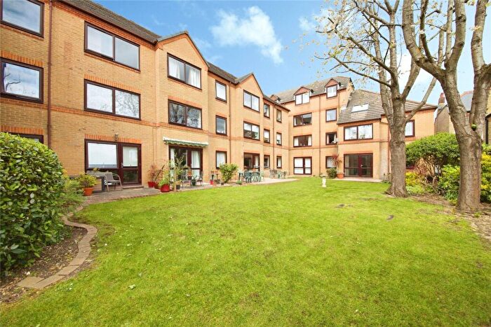 1 Bedroom Apartment For Sale In Lychgate Court, London, N12
