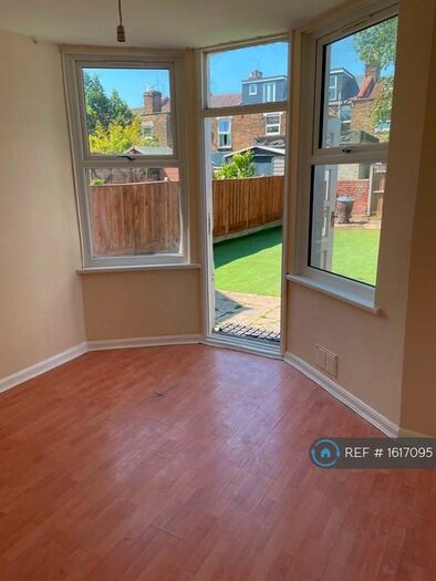 2 Bedroom Flat To Rent In Hampden Road, London, N8