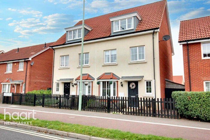 4 Bedroom Semi-Detached House For Sale In Periwinkle Walk, Red Lodge, IP28