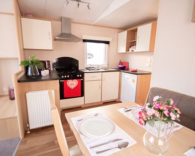 2 Bedroom Mobile/park Home For Sale In Ringwood Road, St. Leonards, Ringwood, BH24