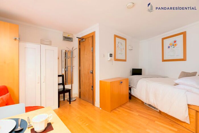 Studio To Rent In , Trinity Square, London, EC3N