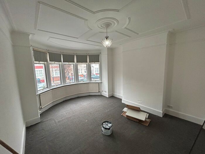 1 Bedroom Flat To Rent In Tottenhall Road, Palmers Green, N13