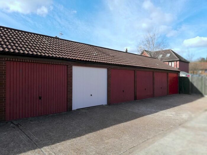 Garage / Parking To Rent In Broadmead, Horley, RH6