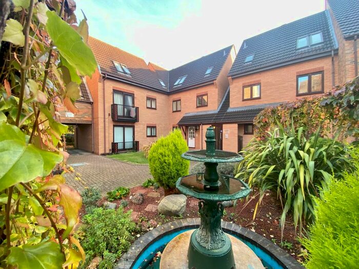 2 Bedroom Apartment To Rent In Flamingo Court, Castle Marina, NG7