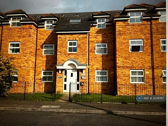2 Bedroom Flat To Rent In Rutland Avenue, Slough, SL1