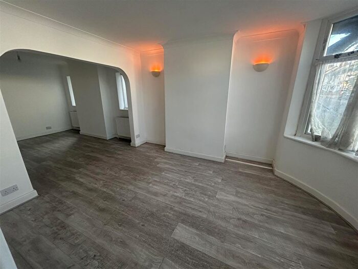 3 Bedroom End Of Terrace House To Rent In Runley Road, Luton, LU1