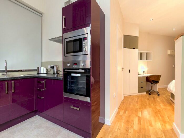 Apartment To Rent In Apt, Q Two Residence #, LS1