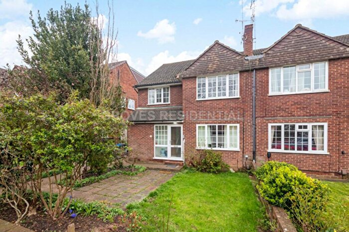 2 Bedroom Maisonette For Sale In Kelvedon Close, Kingston Upon Thames, KT2