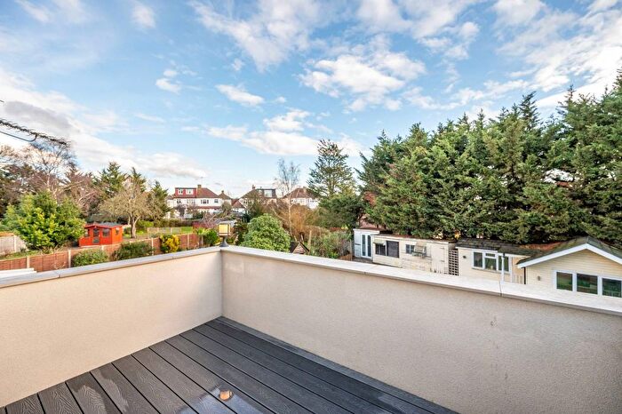 6 Bedroom Semi-detached House For Sale In Manor Way, Chingford, London, E4