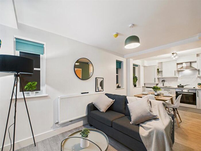 4 Bedroom Flat To Rent In Flat A, Canal Bridge, BA2