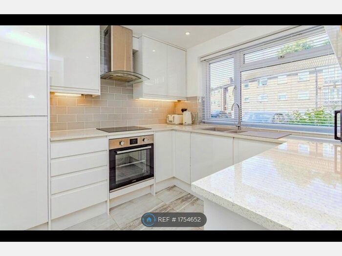 2 Bedroom Flat To Rent In Lynden Hyrst, Croydon, CR0